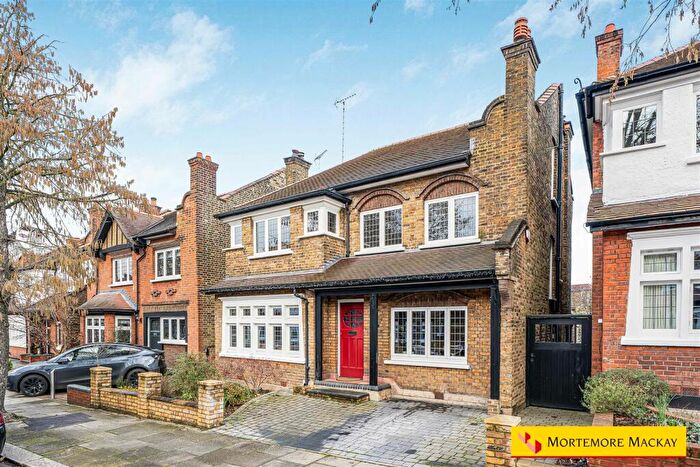 5 Bedroom Detached House For Sale In The Chine, London, N21