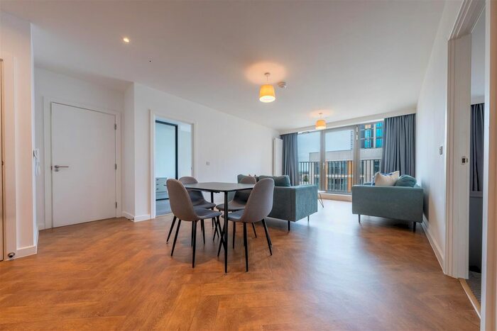 2 Bedroom Flat To Rent In Oldham Road, Manchester, M4