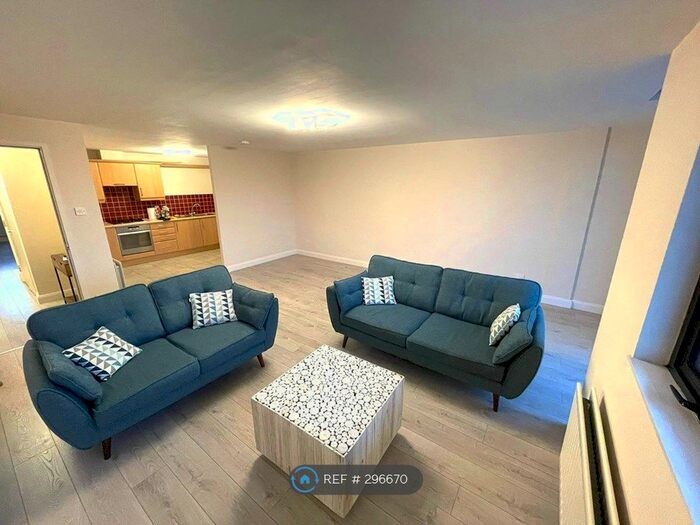 2 Bedroom Flat To Rent In Queens Square, Belfast, BT1
