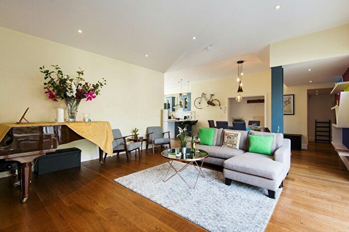 3 Bedroom Flat To Rent In St Maur Road, Fulham, SW6