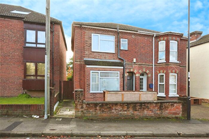 3 Bedroom Semi Detached House For Sale In Harcourt Road, Southampton, Hampshire, SO18