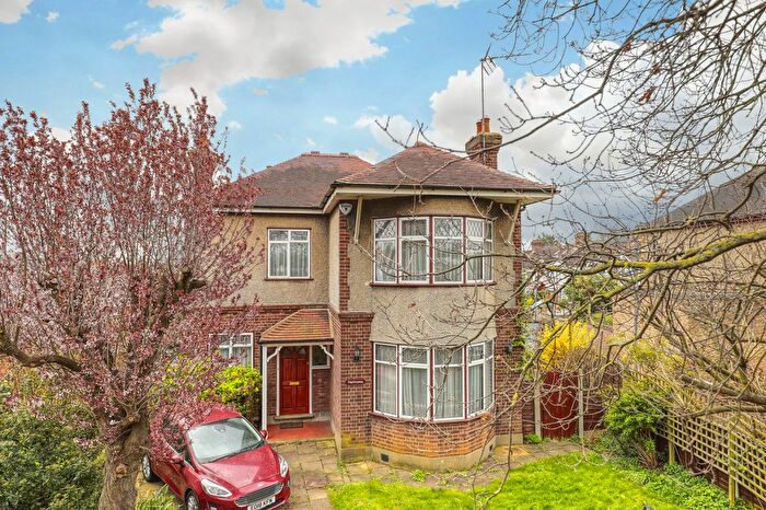 3 Bedroom Detached House For Sale In Albury Walk, Cheshunt, EN8