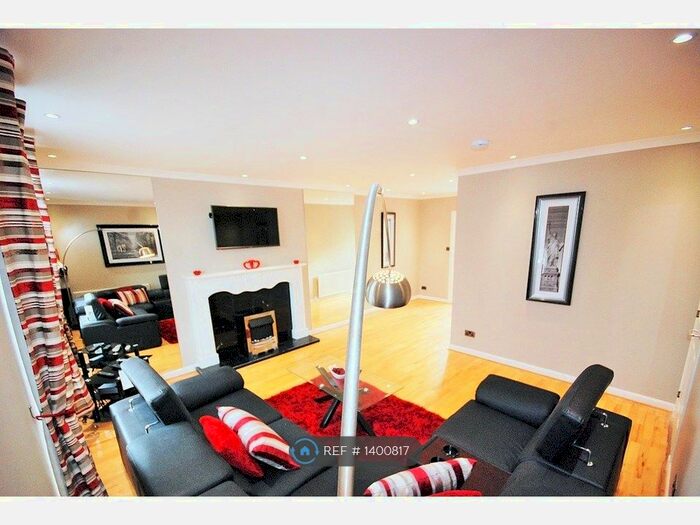 3 Bedroom Flat To Rent In New Century House, Aberdeen, AB11