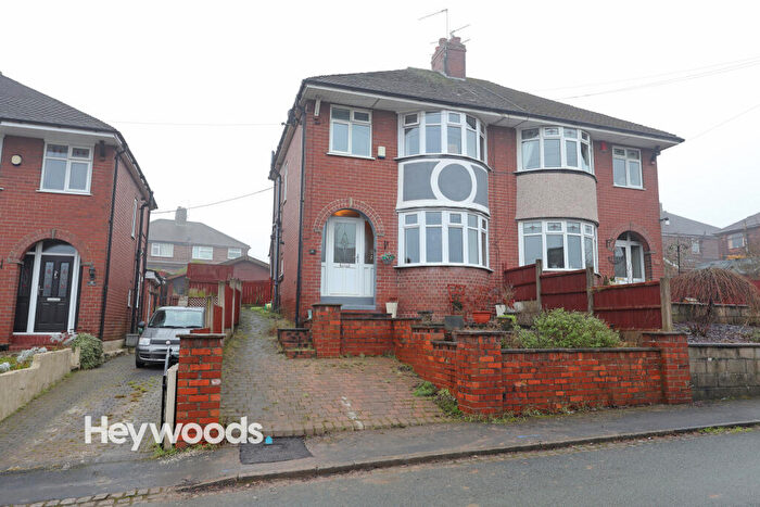 3 Bedroom Semi Detached House For Sale In Warwick Grove, Basford, Newcastle-under-Lyme, Staffordshire, ST5