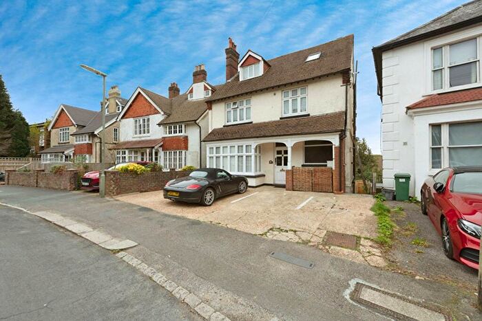 3 Bedroom Flat For Sale In Earlswood Road, Redhill, RH1