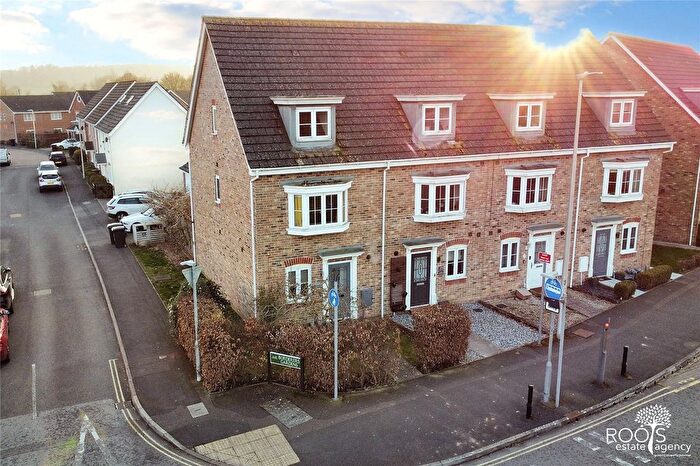 3 Bedroom End Of Terrace House For Sale In Urquhart Road, Thatcham, Berkshire, RG19
