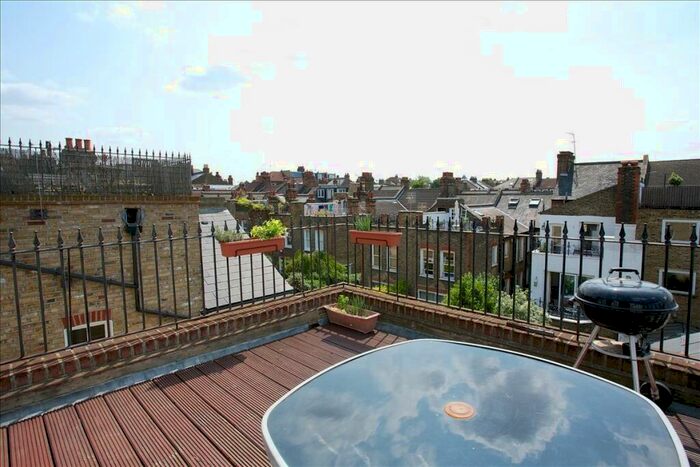 3 Bedroom Flat To Rent In Beauchamp Road, Clapham, London, SW11