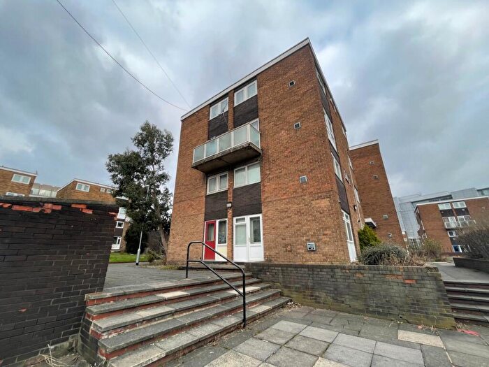 3 Bedroom Flat To Rent In Marlborough Grange, Leeds, West Yorkshire, LS1