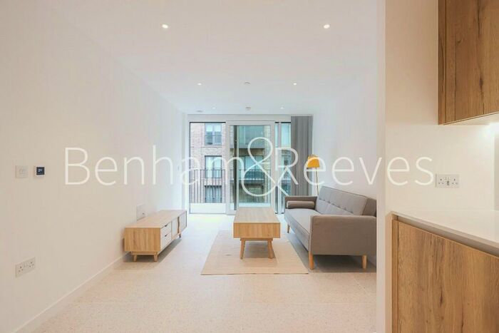 2 Bedroom Apartment To Rent In Bouchon Point, Whitechapel, E1