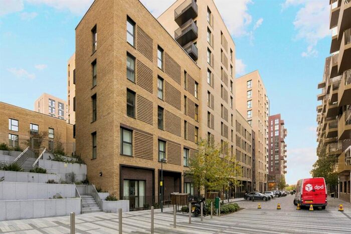 3 Bedroom Apartment To Rent In Vanguard Way London, E17