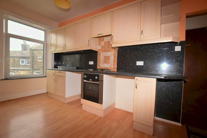 2 Bedroom Flat To Rent In High Street, Queensbury, Bradford, BD13