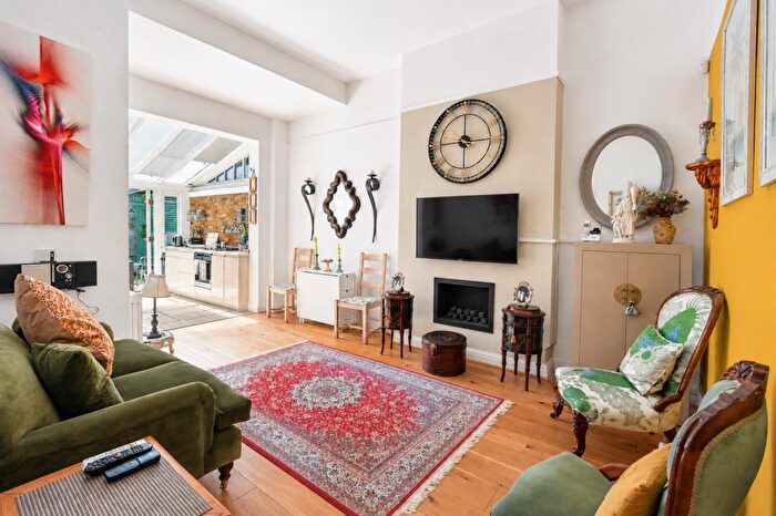 2 Bedroom Maisonette For Sale In Cleveland Road, Barnes, London, SW13