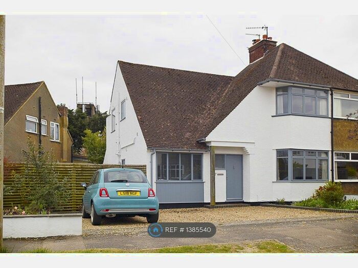 3 Bedroom Semi-Detached House To Rent In Highfield Close, Amersham, HP6