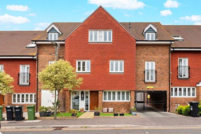 2 Bedroom Flat For Sale In Beatrice Square, Tadworth, Surrey, KT20