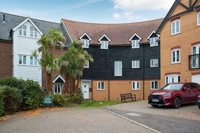 3 Bedroom Flat For Sale In Bluefield Mews, Whitstable, CT5
