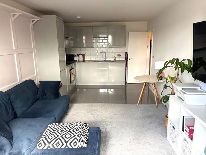 1 Bedroom Flat To Rent In Seafarers Court, - Queens Terrace, Southampton, Hampshire, SO14