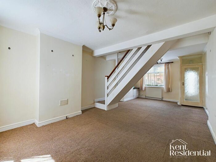 2 Bedroom Detached House For Sale In Gordon Road, Rochester, ME2