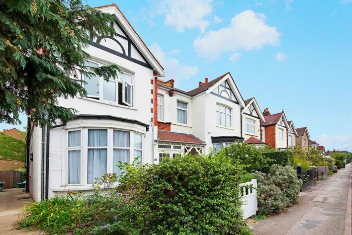 2 Bedroom Flat To Rent In Lime Grove, New Malden, Surrey KT3