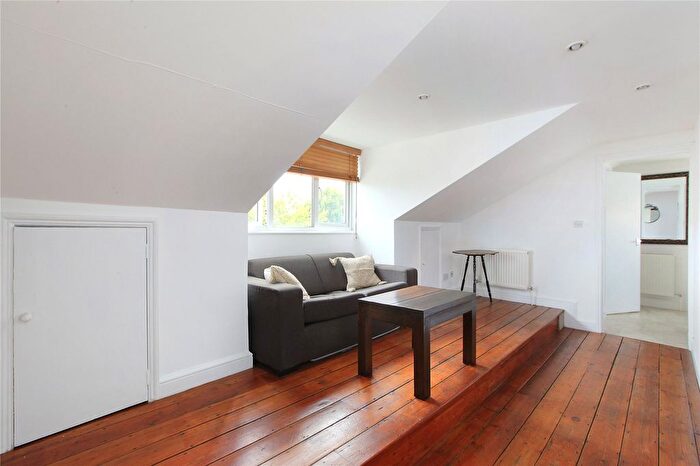 1 Bedroom Flat To Rent In Battersea Park Court, - Battersea Park Road, SW11