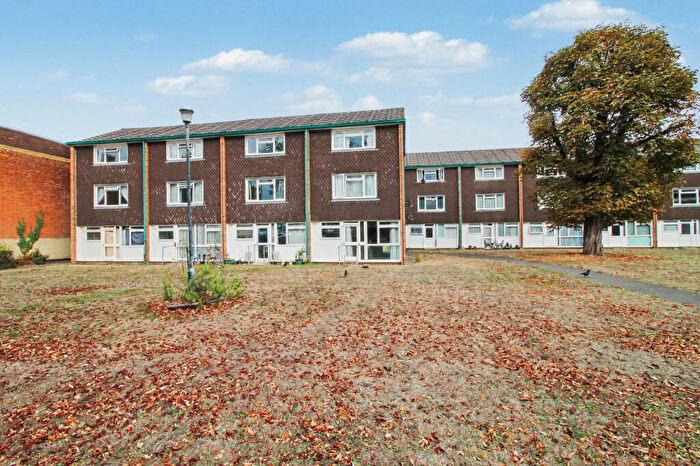 2 Bedroom Maisonette For Sale In Queens Court, Alexandra Road, Farnborough, GU14
