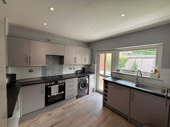 2 Bedroom Flat To Rent In Wern Road, Garnant, Ammanford, SA18
