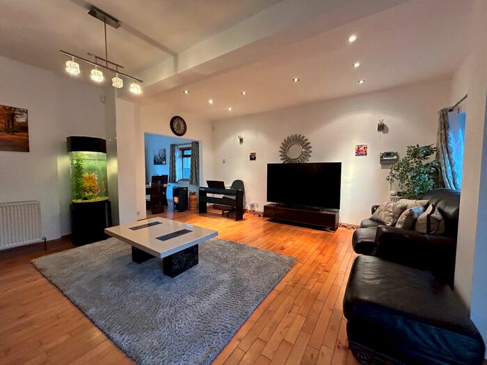 5 Bedroom Detached House To Rent In Aberford Road, Wakefield, WF1