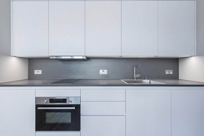 Flat To Rent In Flat Heathfield Park, NW2