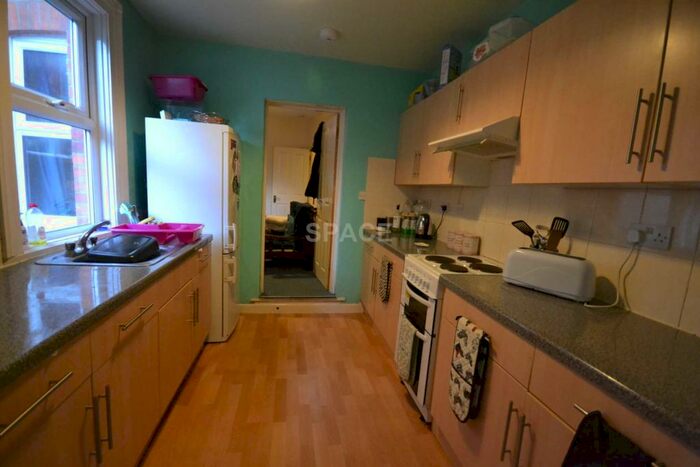 5 Bedroom Terraced House To Rent In Grange Avenue, Reading, Berkshire, RG6