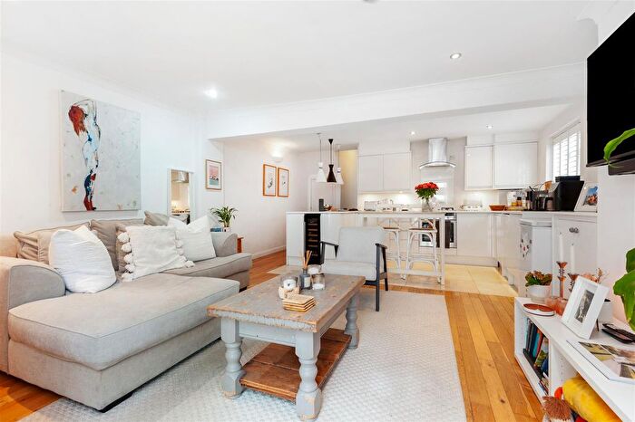 2 Bedroom Flat For Sale In Deodar Road, London, SW15
