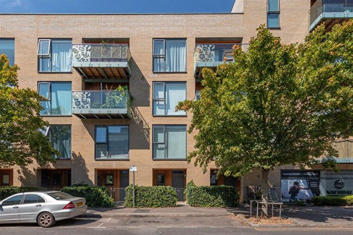2 Bedroom Maisonette For Sale In Hickman Avenue, Highams Park, E4