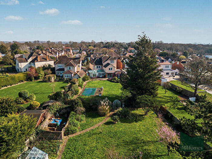 6 Bedroom Detached House For Sale In The Chine, Grange Park, N21