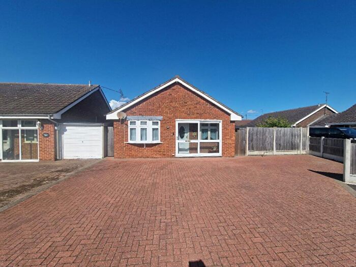 2 Bedroom Detached Bungalow For Sale In Sussex Close, Canvey Island, SS8