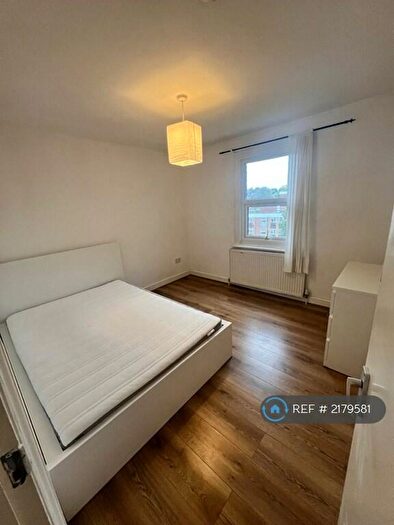 3 Bedroom Flat To Rent In Top Floor, London, SE4