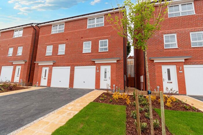 3 Bedroom Semi-Detached House To Rent In Hillcrest Road, Nuneaton, Warwickshire, CV10