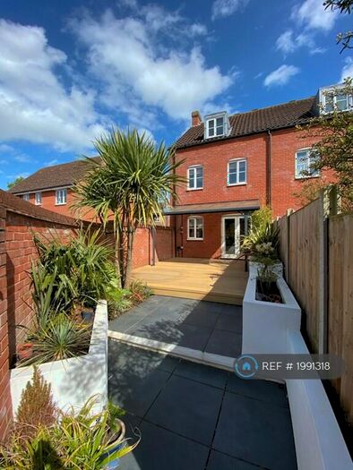 3 Bedroom End Of Terrace House To Rent In Draper Way, Norwich, NR5