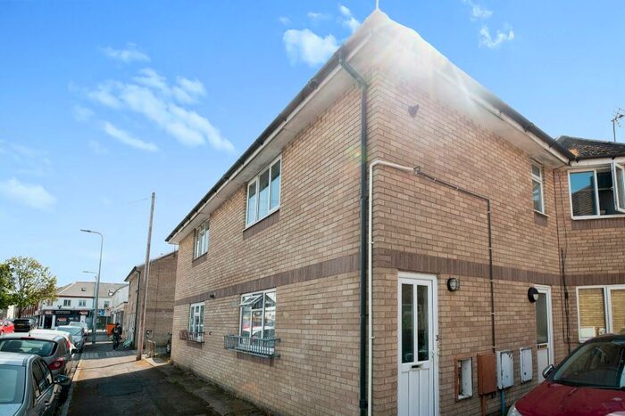 1 Bedroom Flat To Rent In Penford Court, Penlline Street, Roath, CF24