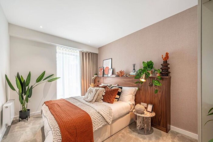 2 Bedroom Flat For Sale In Trent Park, Enfield, EN4