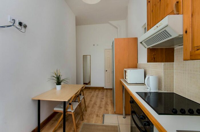 Studio To Rent In West Cromwell Road, Earl's Court, London, SW5