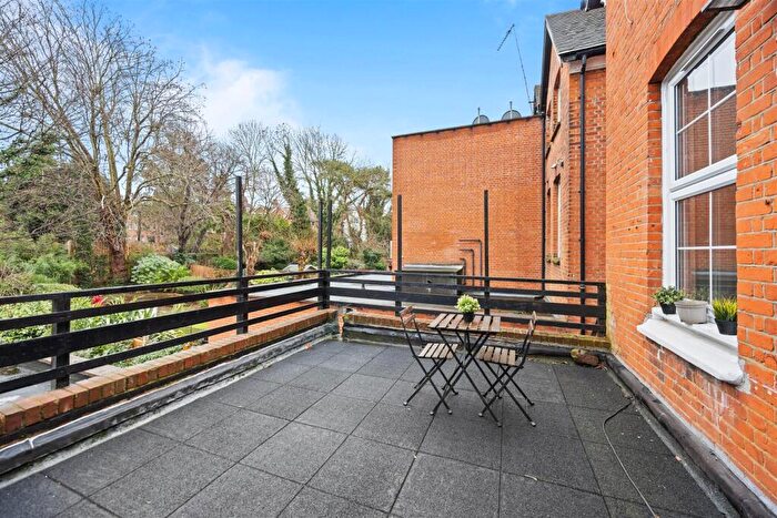 2 Bedroom Flat For Sale In Finchley Road, London, NW3