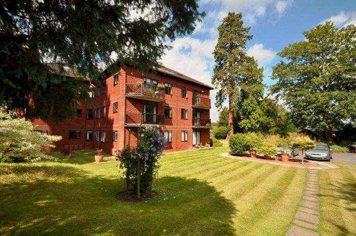 3 Bedroom Flat To Rent In Laustan Close, Guildford, Surrey, GU1