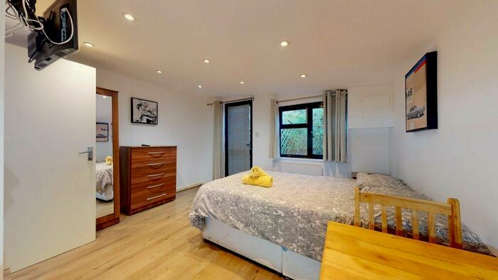 Studio To Rent In James Avenue, NW2