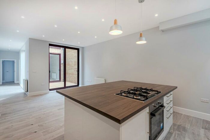 4 Bedroom Mews To Rent In Coopersale Road, Hackney, E9