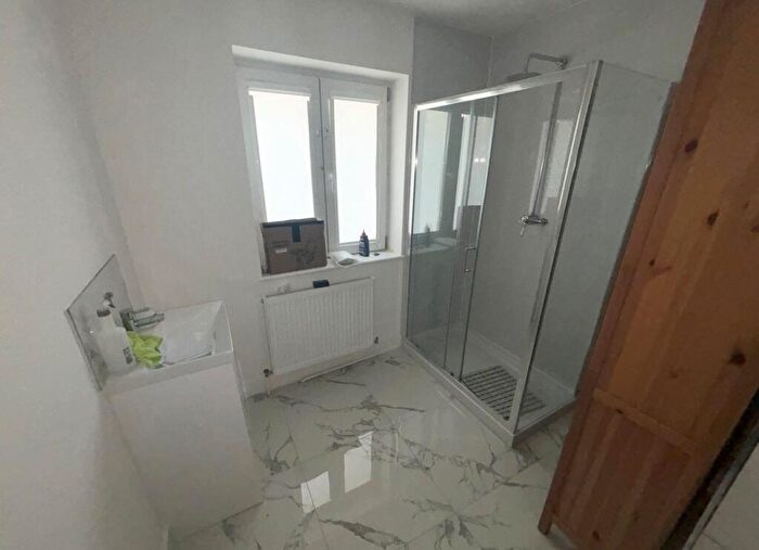 Flat To Rent In Redbridge, IG1