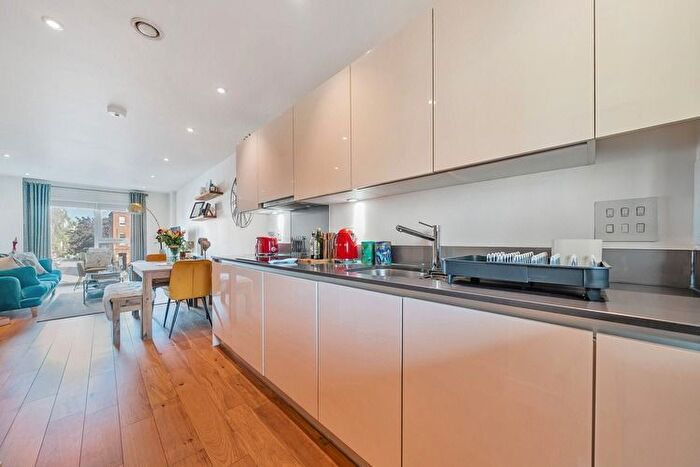 1 Bedroom Flat For Sale In Bradley Road, Clapham, London, SW4
