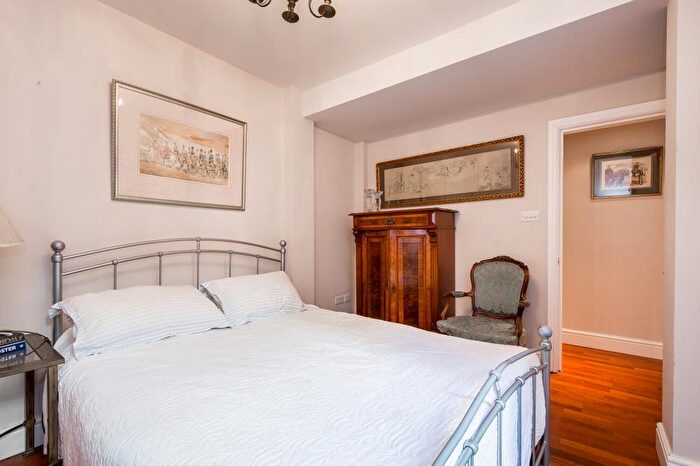 2 Bedroom Flat To Rent In Campden Grove, London, W8