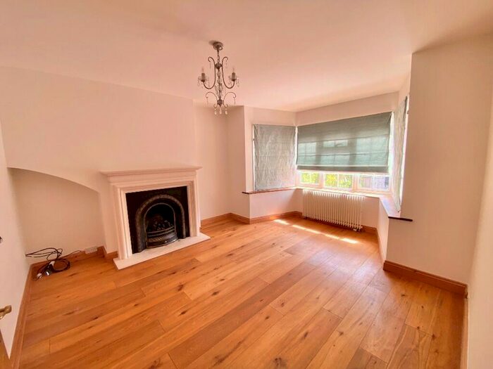 5 Bedroom Semi-Detached House To Rent In The Grove, AL9