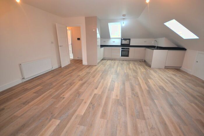 2 Bedroom Flat To Rent In Wokingham Road, Reading, Berkshire, RG6