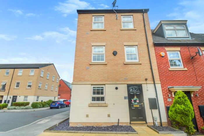 2 Bedroom Semi-Detached House To Rent In Bunkers Hill Road, Hull, Yorkshire, HU4