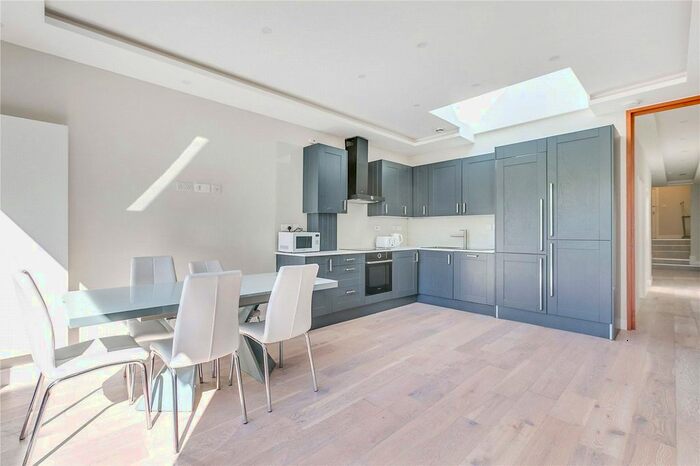 2 Bedroom Flat To Rent In Goldhawk Road, Shepherds Bush Green, W12