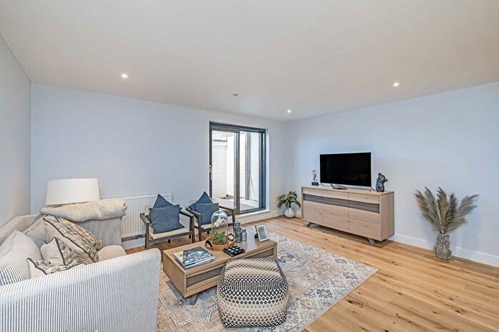 2 Bedroom Flat For Sale In Kingston Road, Wimbledon, SW20